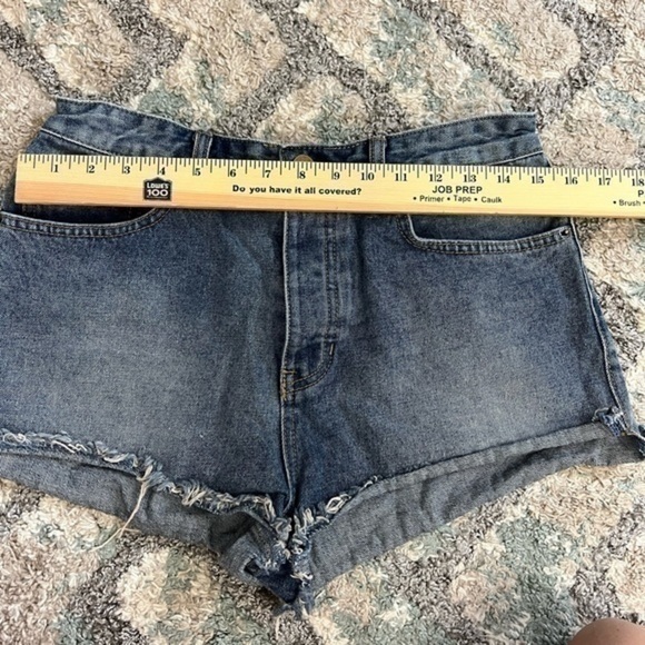 Amuse Society womens size 28 high rise frayed hem jean shorts - Picture 4 of 7